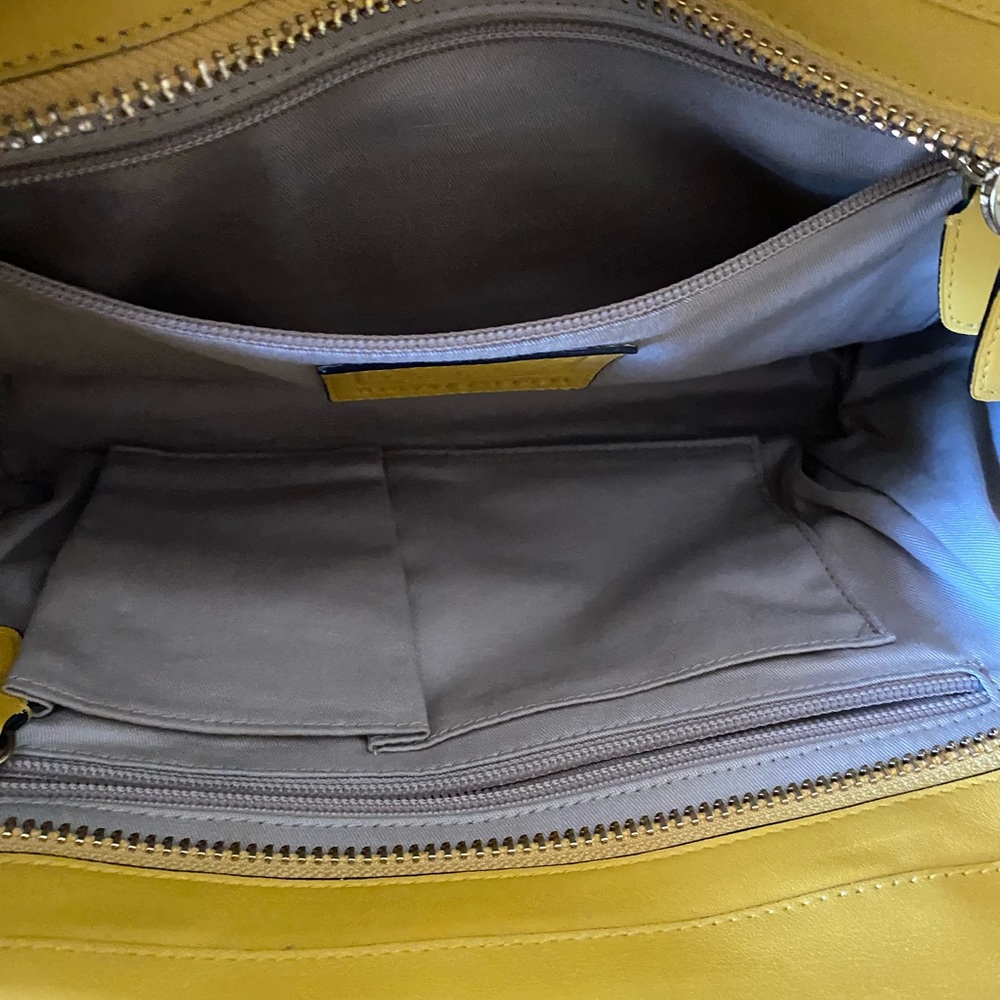 COACH, medium size bag, in yellow leather. - Picture 5 of 7